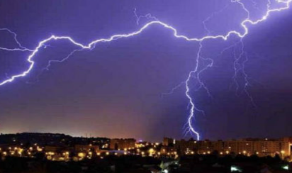 sanjaysonisa's tweet photo. Patna and surrounding in Bihar faced carpet lightning on night of 25-26 June 2021 -a routine phenomenon during 3rd/4th Week June every year. Less casualty expected being event in night as  people were home.Time to observe max precautions next one week  on lightning safety. https://t.co/NWxQ77RcwD