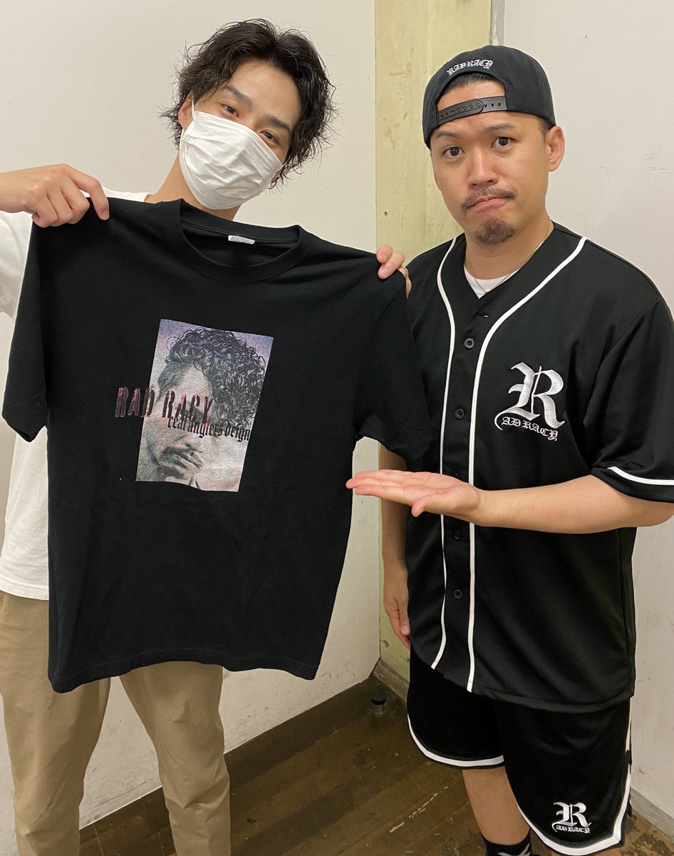 mtstn3ib's tweet photo. いつも着ている魚模様の服
RADRACY
ピスタチオ伊地知さんがやっている釣りブランドです!
今日から夏物の通販が始まるのですが
在庫が余るとリアル白目になると思うので是非覗いて下さい!
ちなみに、写真はサンプルで作ってたのを全力で販売反対した昔の僕Tです、、
https://t.co/CgEI5T1B3X https://t.co/A7IwVW6J78