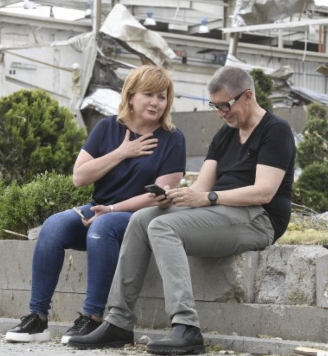 Babis, Schillerova, Jurecka i Rakusan delaji na Hodoninsku v podstate to same. Je pro politiky normalni tam jet a byt videt. Je to spravne, premiera tam urcite leckdo uvidi rad.

Na druhou stranu, mit z toho tuhle fotku...