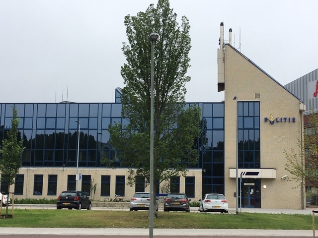 Politie vraagt het publiek om informatie over steekpartij; graag DELEN Binnen een week tijd opnieuw een steekpartij in Schiedam Politie houdt een man aan ..