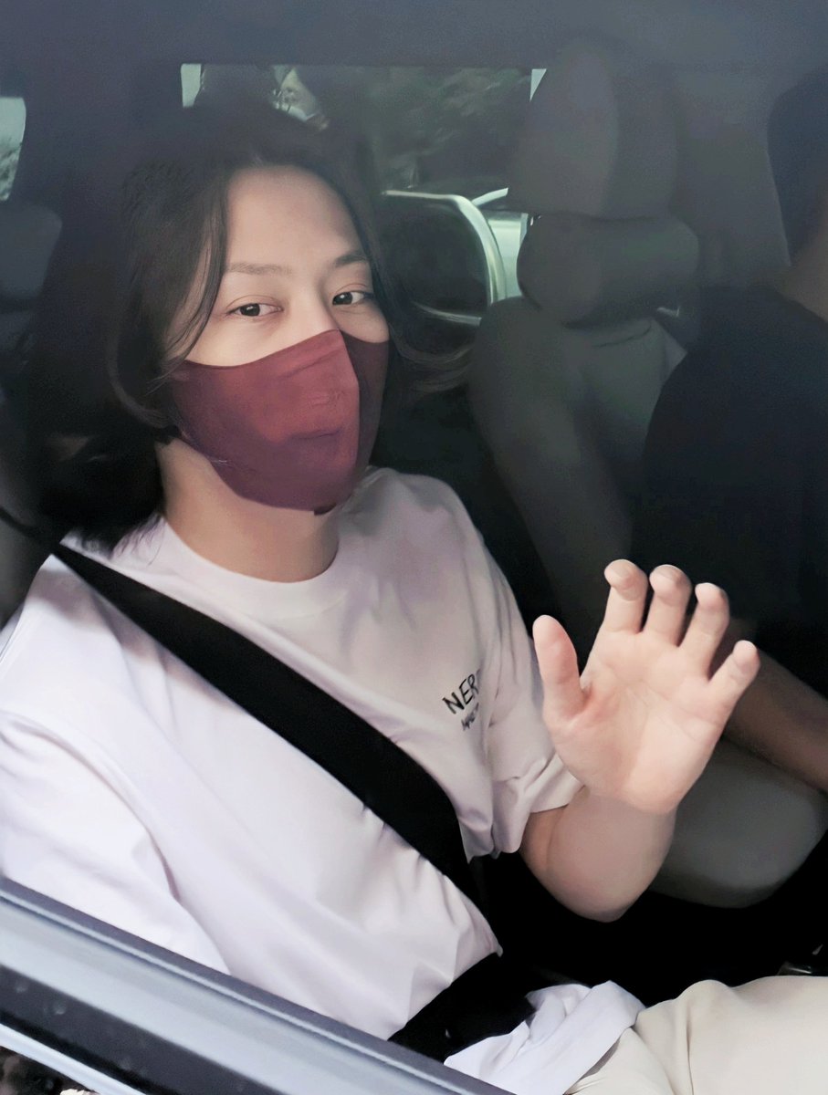 blackhee1106's tweet photo. 210626 댸니쇼 퇴근길 [CAP]
#김희철 https://t.co/dklKVOBRij