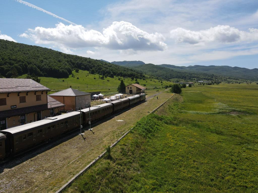 L'appennino visto da un #treno.
Il #viaggio della #Transiberianaditalia continua, #nonperdiAMOquestotreno!