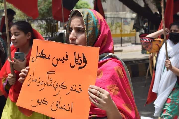 KainatHakeem's tweet photo. حيدرآباد: سنڌي شاگرد تحريڪ ۽ سنڌي گرلس اسٽونڊنٽ تحريڪ پاران سنڌ يونيورسٽي جي طرفان وڌايل فيسن خلاف گل سينٽر کان پريس ڪلب تائين ريلي ڪڍي وئي جنهن ۾ سوين شاگردن ۽ شاگردياڻين شرڪت ڪئي.
#WeRejectFeesHikes https://t.co/YwOZv0cflF