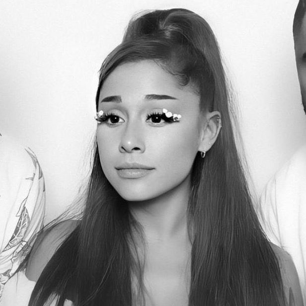 fakesmiiles's tweet image. she's so cute 🥲