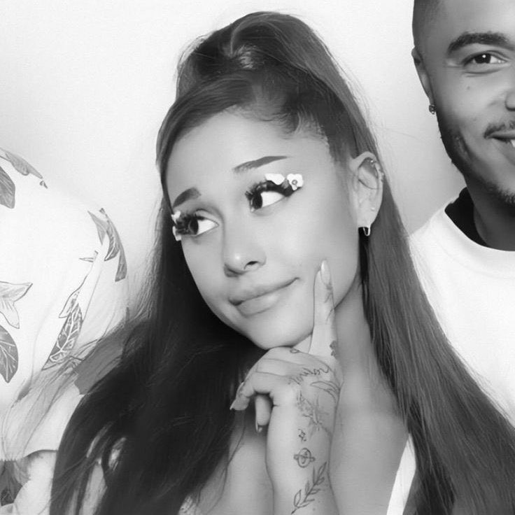 fakesmiiles's tweet image. she's so cute 🥲