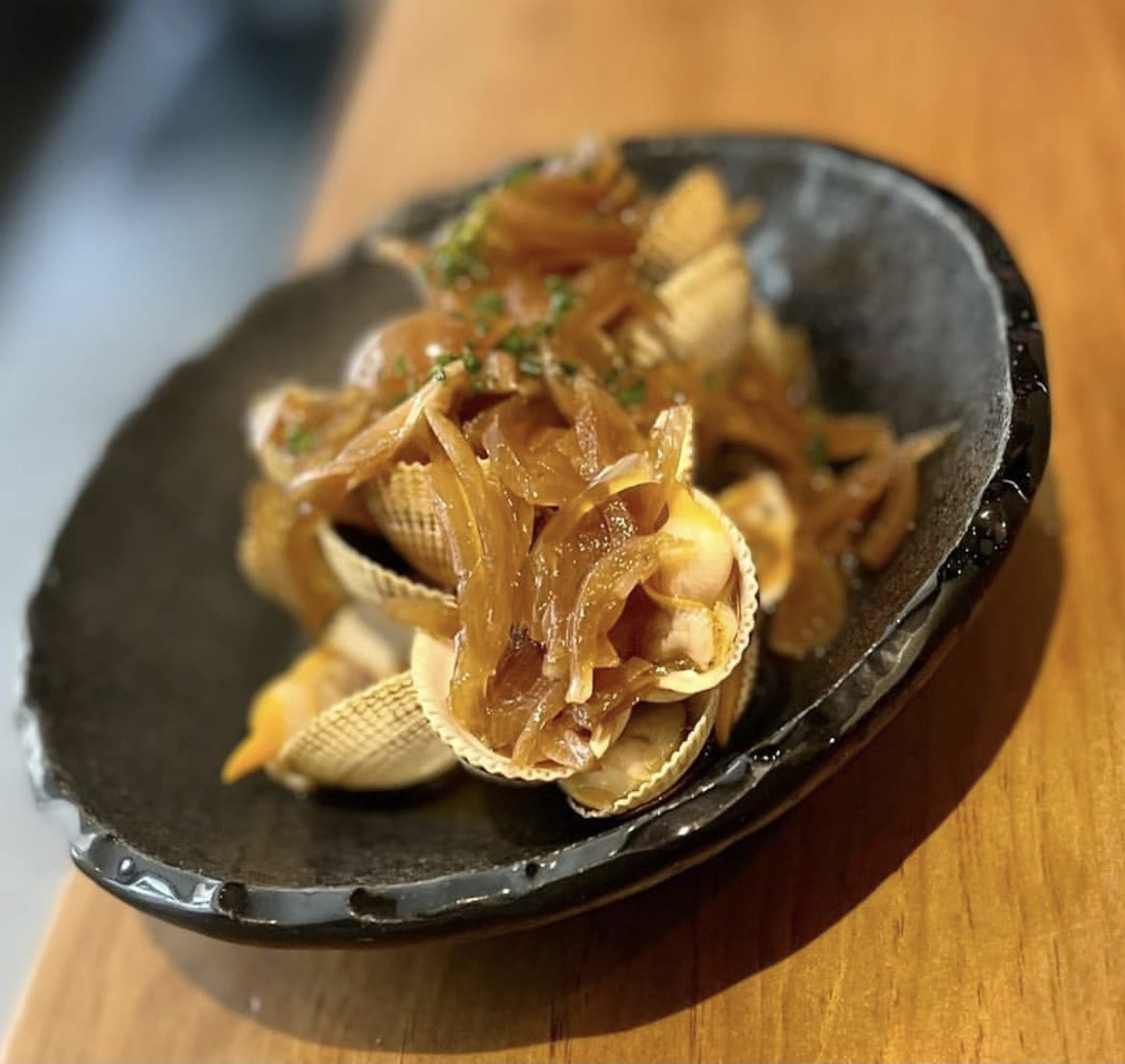 Berberechos gallegos abiertos al #sake con cebolla encurtida #top #producto #yummyfood #tastyfood #amazing  #sushilocura🔪🌶🐟 #gastro #Madrid 
📸 <a href="/platunique/">Platunique</a>