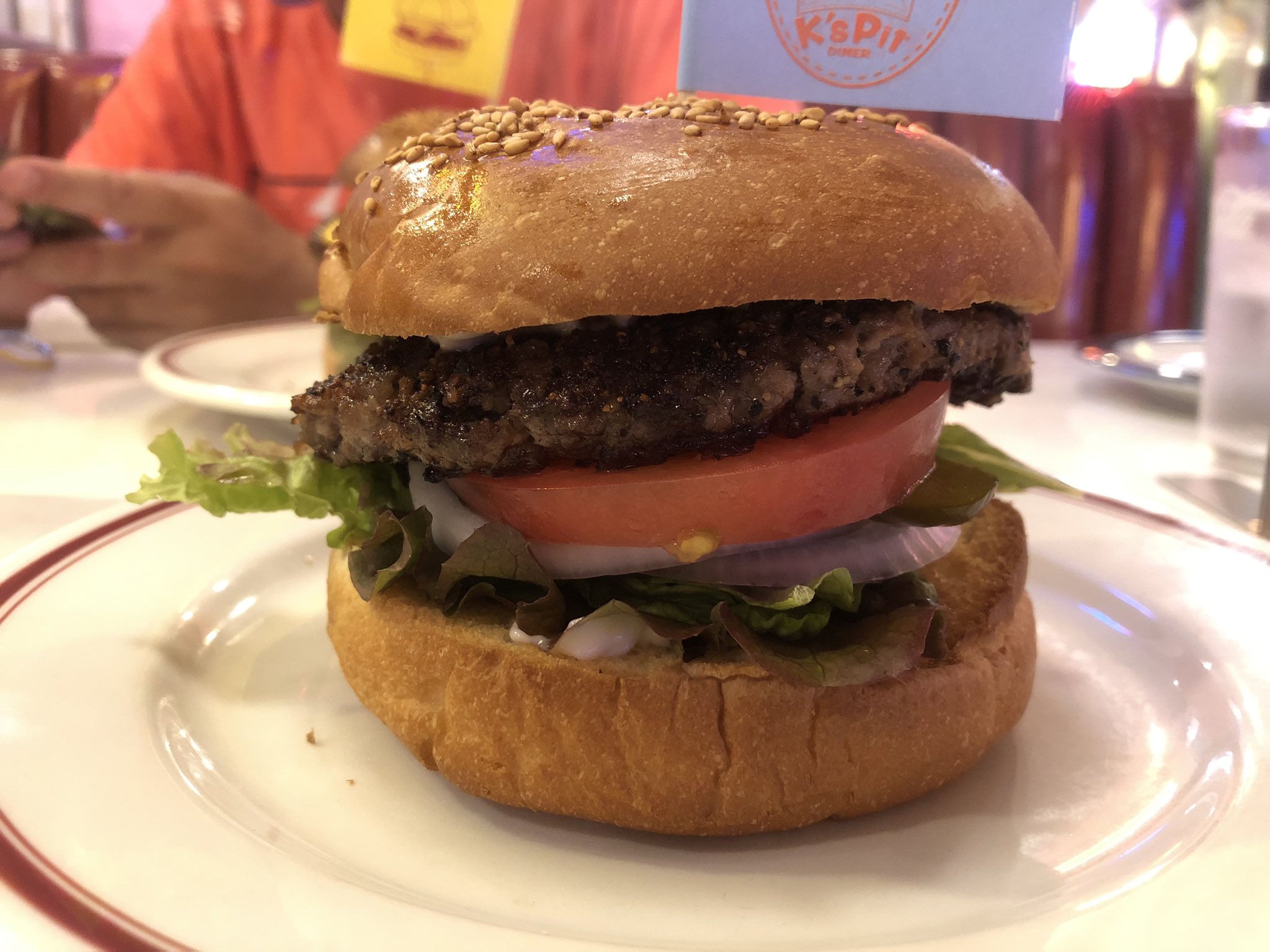 高坂優希 半田市のk S Pitで夕食をいただきました 知多牛バーガー はクリスピーなバンズが香ばしく ふわっとしたタイプとはまた違って優れていると旅団は評しました テーブルにケチャップと同じノリでマスタードがボンと置いてあるのが特色 高坂優希 半田市のk S Pitで夕食をいただきました 知多牛バーガー はクリスピーなバンズが香ばしく ふわっとしたタイプとはまた違って優れていると旅団は評しました テーブルにケチャップと同じノリでマスタードがボンと置いてあるのが特色