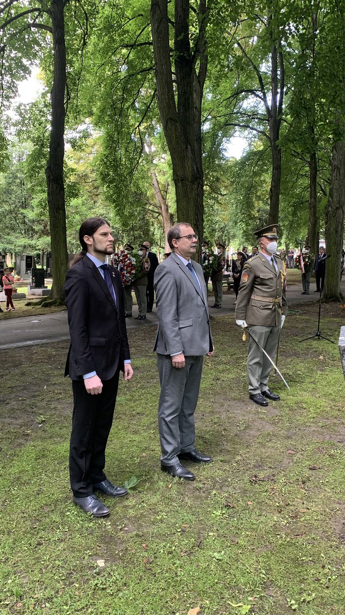 PavelZacek_69's tweet photo. Pietní shromáždění na Čestném pohřebišti popravených a umučených politických vězňů II. a III. odboje na Ďáblickém hřbitově. Nezapomeneme! Čest jejich památce👍 https://t.co/nXN4Z9EIEs