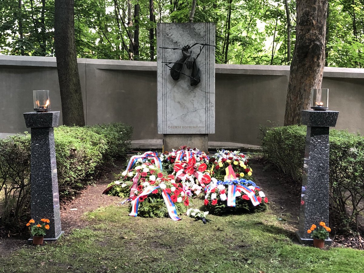 PavelZacek_69's tweet photo. Pietní shromáždění na Čestném pohřebišti popravených a umučených politických vězňů II. a III. odboje na Ďáblickém hřbitově. Nezapomeneme! Čest jejich památce👍 https://t.co/nXN4Z9EIEs