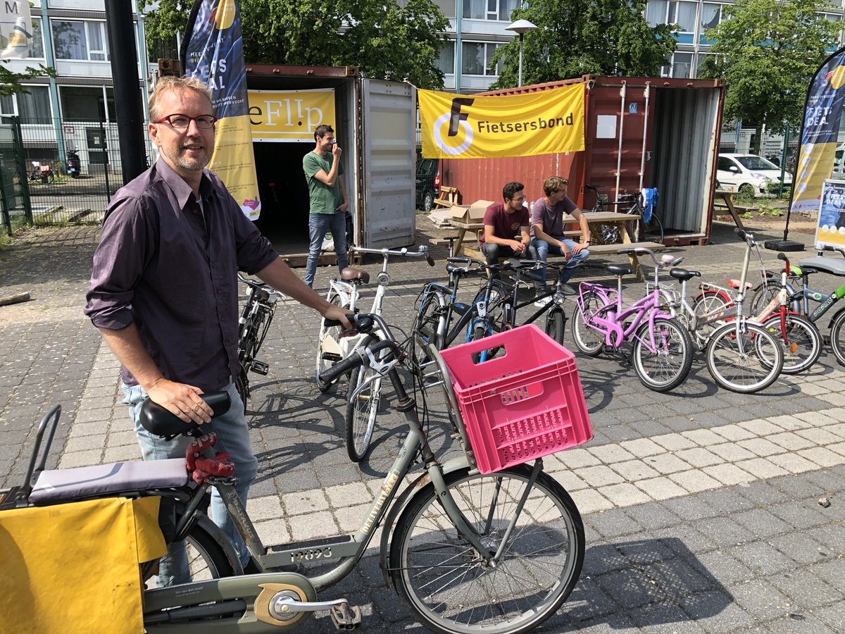 sandervanwillem's tweet image. Een fiets, niet deze, gedoneerd bij De Dreef voor Overvechtse kinderen zonder fiets met ouders zonder geld ervoor. Hele toffe actie van @FB_Utrecht @ProjectOUtrecht en anderen! Na uur 1 stond de teller op 10. Hele middag open!