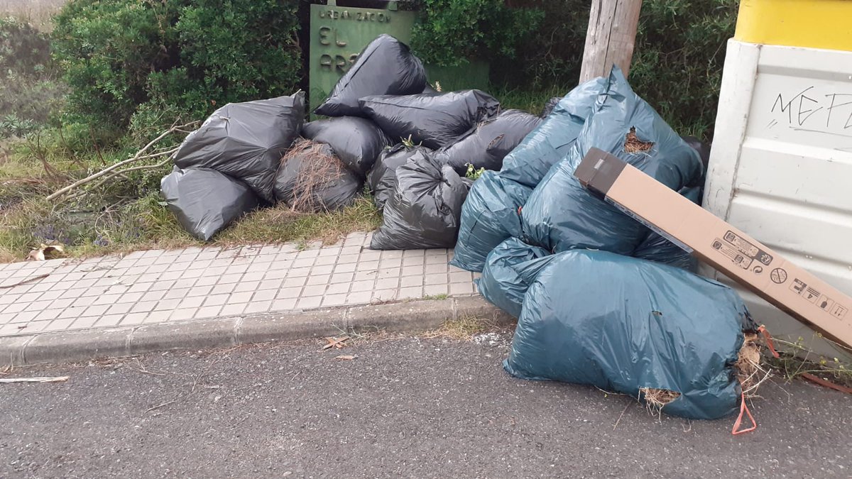 PSOE_SB's tweet photo. Así estaban ayer los contenedores de la Urbanización El Arco. Para la recogida de poda, SE HA DE LLAMAR AL  928 64 81 81⚠️. 

Mientras tanto, el @Ayuntamiento_SB tiene el deber de aumentar la vigilancia, poner carteles informativos y aplicar multas.  #AsíNO. https://t.co/liC5WxmwMO