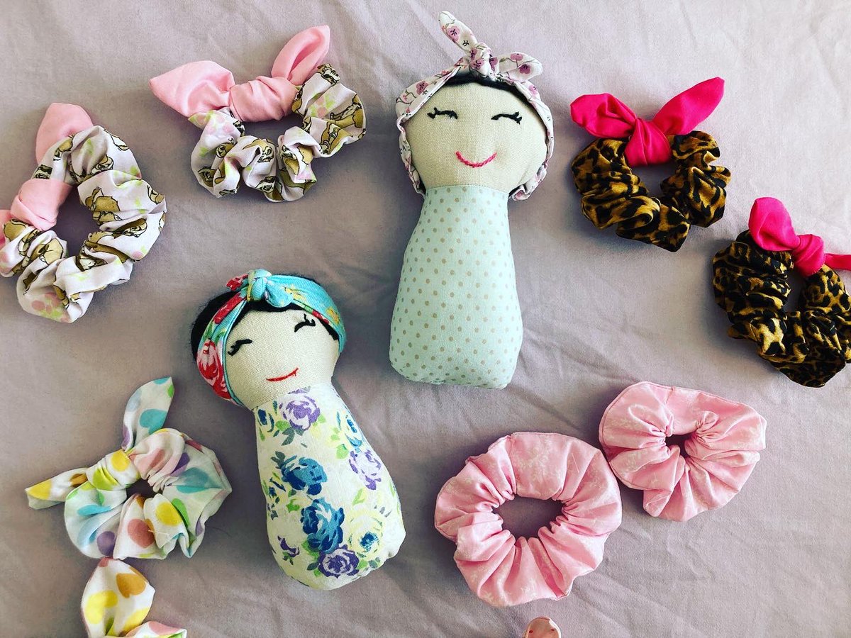 PeonyProjects's tweet photo. Some of our mummy and me Scrunchies just hanging out with these beautiful Mummy and Me dolls, that my mum made for Mae and I for Christmas

I love matching with my little one and Mummy &amp; Me hair accessories were what got me started with Peony Projects last year. Check out @Etsy https://t.co/eeesYVu5Ip