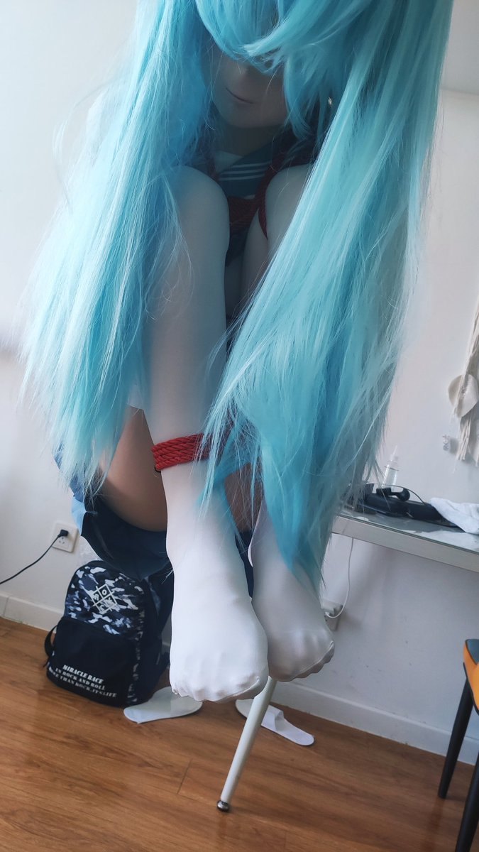 tiantian2413's tweet photo. 第一条推，纪念第一次被绑！
第一次被绑就给天天吊起来了，太刺激了！根本动不了！
上半身被绳子拉起来的时候还没有什么感觉，等到双腿被吊起来的瞬间，就感觉整个人好像都脱离了重力的束缚，被一只温柔的大手攥住，悬浮在半空中，幸福感满满！
天天整整被吊了一个多小时，吊在半空中被挠痒根本躲不开 https://t.co/4SDwDfN3ub