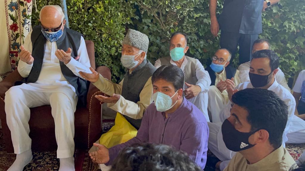 JKNC_'s tweet photo. Party President Dr Farooq Abdullah today visited the bereaved family of Late Dr. Mohammad Rafiq Kochaq at Anantnag. He expressed sympathies with the bereaved and prayed for peace to the soul of the deceased. Party functionaries from South Kashmir were also present. https://t.co/D3x1zRYpFA