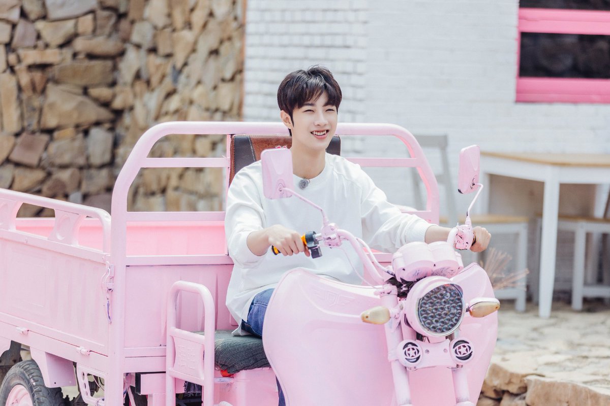 LKL_07's tweet photo. Visual of the century coming through to wreck your soul 😍

[#LaiKuanlin #라이관린 #赖冠霖
 #ไลควานลิน ] https://t.co/e2qIs8cEpt