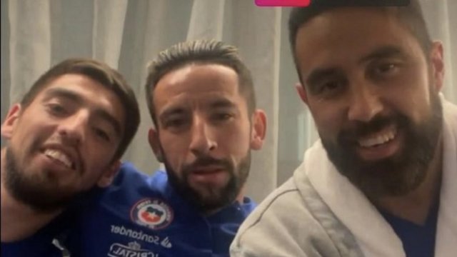 Cooperativa's tweet photo. [Video] El noble gesto de Claudio Bravo y Mauricio Isla: Se sumaron a la campaña #TodosXDomi #CooperativaEnCasa https://t.co/urbl9qAhts https://t.co/aDzqEtORAT