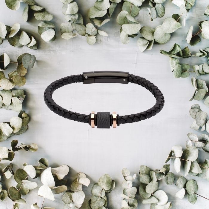 Black leather and rose gold steel elements meet in this stunning men's bracelet.  😎 ⁠ Discover more on our website theleathermob.com/category/leath…
⁠
#leatherbracelet #mensjewellery #mensstyle #theleathermob #leatheraccessories #itsaskinthing
