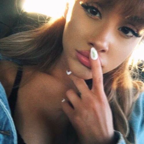 icaaroo__'s tweet photo. Auguri a te che tramite uno schermo mi migliori la vita da 6 anni💗 #HappyBirthdayAriana @ArianaGrande https://t.co/EOZWCj9WpT