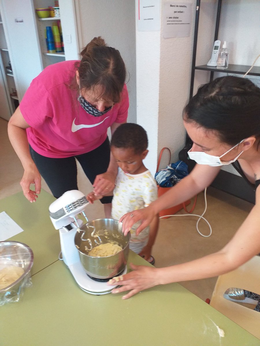 LeoBrioude's tweet photo. Recette du jour : pain spécial appelé "Batbout "proposé par Mme Bonneau maman de Jimmy et Nala qui fréquentent régulièrement le centre de loisirs. Elle nous a déployé ses talents de cuisinière devant  l'équipe d'animation, Tidiane et sa maman.Prochain atelier le 11 sept. Bon été https://t.co/fpPlXvqMdR