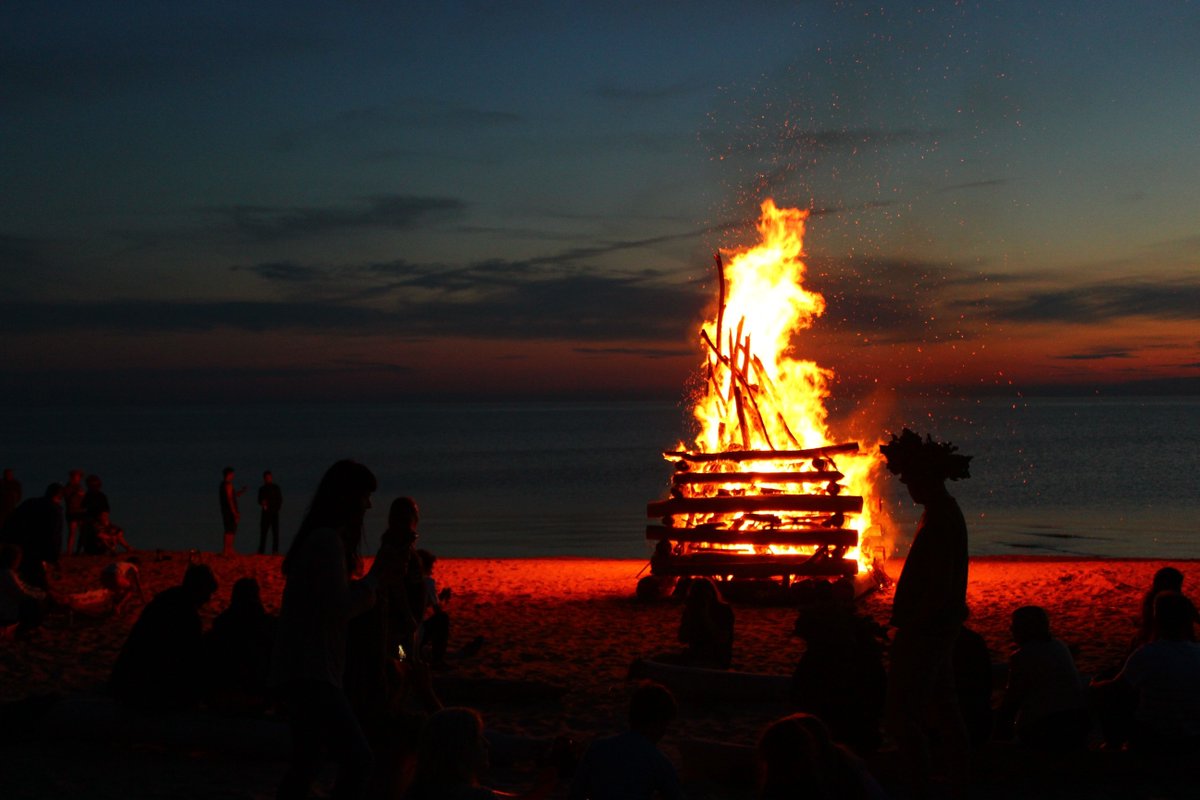 thebonfireworld's tweet photo. What should Bonfire's convention be called? 🤔 🔥 

#convention #bonfiretoken #crypto https://t.co/CNNqAaObNT
