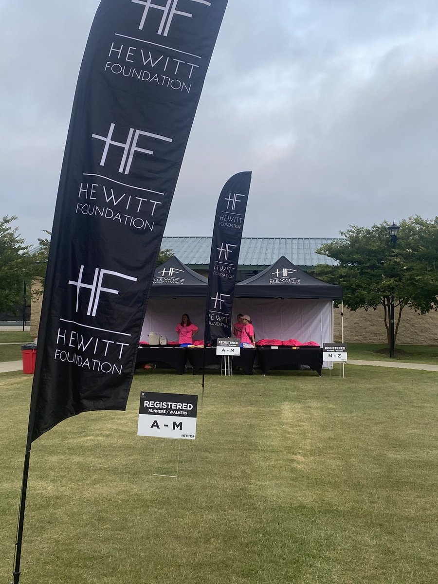 Yeargbe's tweet image. Hanging out w my wingman at the @HewittFound 5k this morning. @DrayerPT is proud to be a part of this event! Drop by and say hello!