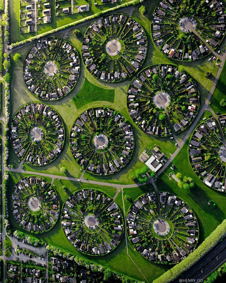 Böyle bir yerde kim yaşamak istemez ki ? 📸 Danimarka'da bulunan 'Hayat Dilimi' evler. Stresten ve şehir gürültüsünden uzak. Doğanın ihtişamlı görüntüsü.🌿