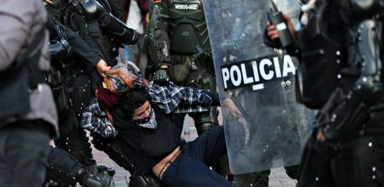 Radio Sur 88.3 على تويتر: "En Colombia la violencia estatal no cesa A pesar  de que las protestas han bajado en su intensidad las fuerzas de seguridad  siguen reprimiendo en las principales