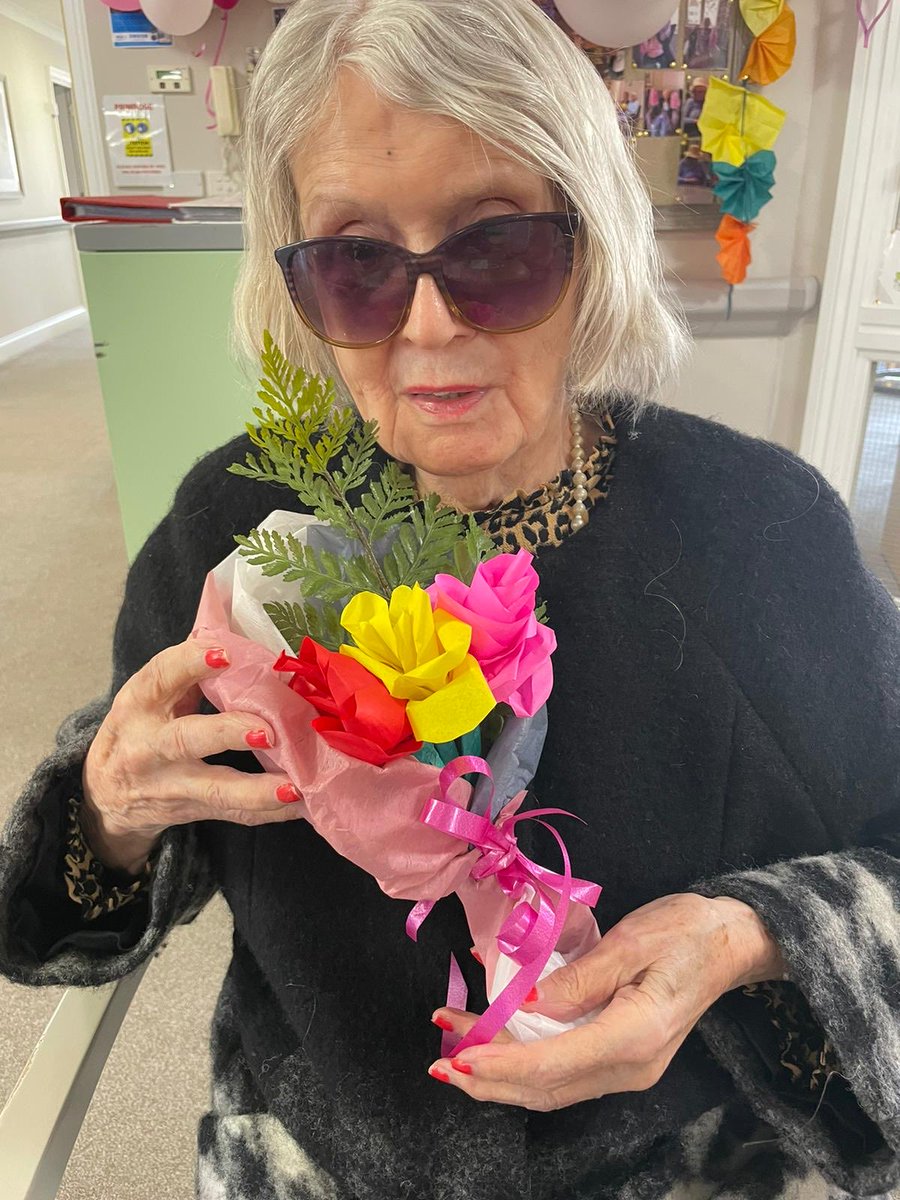 Beautiful #FlowerBouquets being made in Primrose #ArtsandCrafts ⁦@AnchorHanover⁩ ⁦@NAPAlivinglife⁩ ⁦@Arts4Dementia⁩