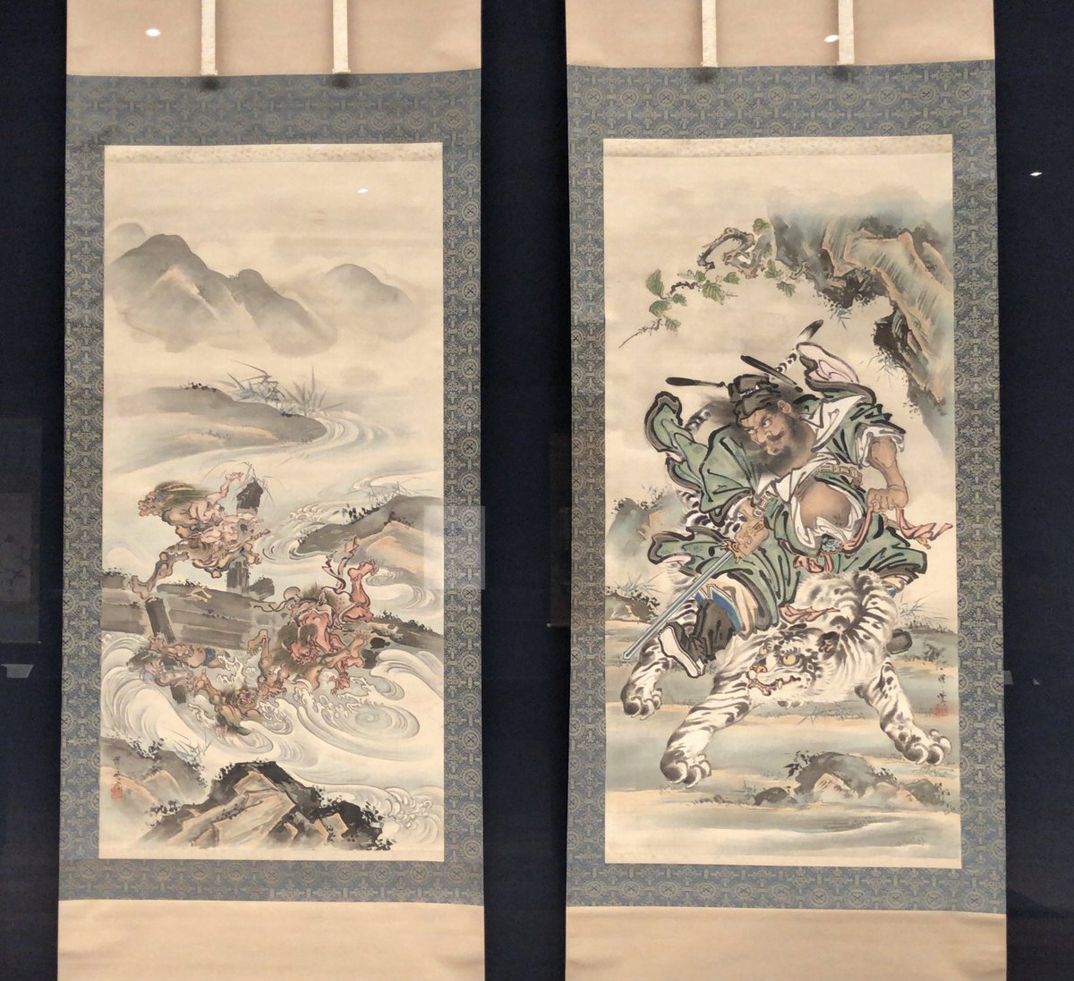 河鍋暁斎《鍾馗ニ鬼図》暁斎は、駿河台狩野家の門人。はじめ、歌川国芳