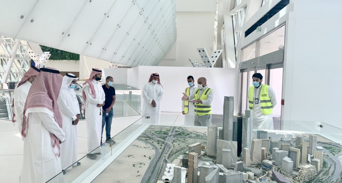 up_cloud2's tweet photo. #شُعبة_الهندسة_المدينه بضيافة #مركز_الملك_عبدالله_المالي ،جولة في أعظم صرح حي تشهده مملكتنا للتعرف على تفاصيل اكثر عن خطط وتصاميم وتفاصيل هذا المشروع الحاصل على أعلى شهادة تصنيف #LEED مركز مدينه (او مدينه صغيره) يحتوي على تنوع الحياه من تجاري، ثقافي، سكني، ترفيهي، صناعي. https://t.co/t5oNNRGNeX