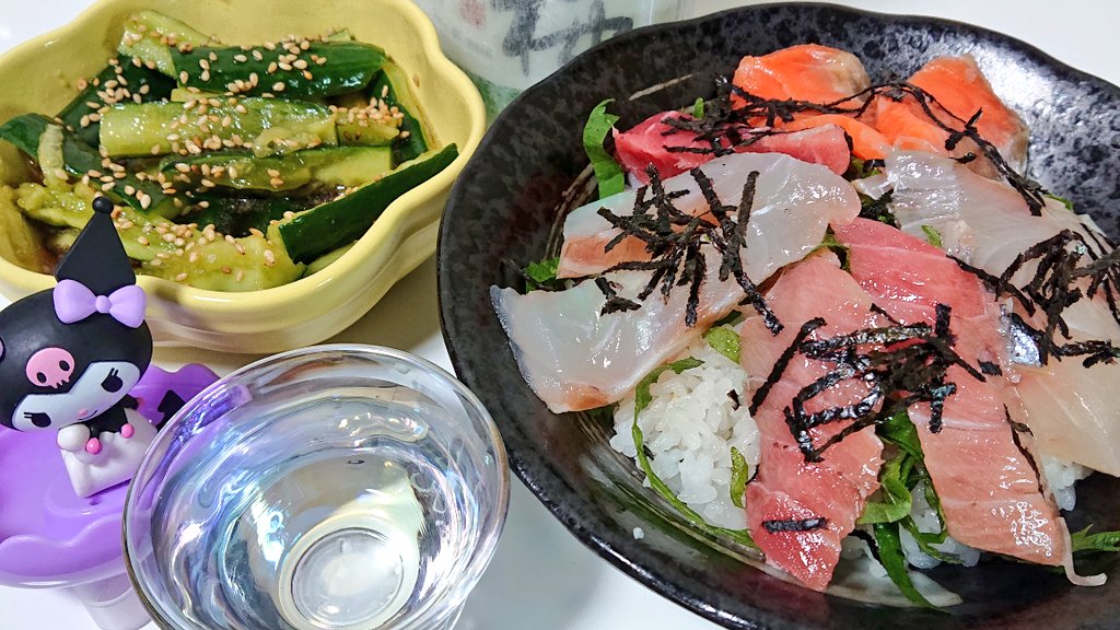 くらげ 炊いたご飯を酢飯にしました それに大葉の千切りを散らして 生鮮市場で買って来た刺身を並べ 海苔を振りかけた海鮮丼にしました っで 今晩の晩酌は 和食に日本酒 お酒は大吟醸越後桜 晩酌 おうちごはん 海鮮丼 越後桜 T Co