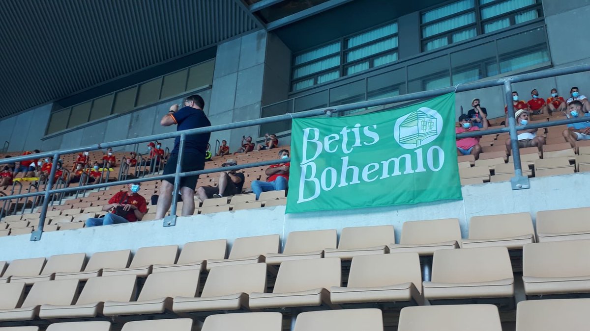 MIHeliopolis's tweet photo. Nuestros amigos de @betisbohemio disfrutando de la Eurocopa en el Estadio de La Cartuja con su bandera modelo Grada, fabricada con nosotros. #MadeInHeliopolis #Serigrafia #Bordado #Vinilo #Sublimación #PersonalizacionTextil #Merchandising #Heliopolis #Sevilla #Betis https://t.co/7fxu6xVifN
