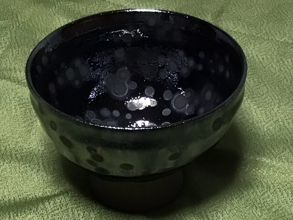 くが V Twitter 本日の戦利品２ 曜変天目風高台茶碗 多治見の曜変天目茶碗を研究されてる陶芸家さんの作品で 発色が上手くいかなかったやつ 陶芸家さん 談 なので 超格安だった 良いお色のはお値段も良過ぎて私のお財布じゃとてもお迎え出来ません