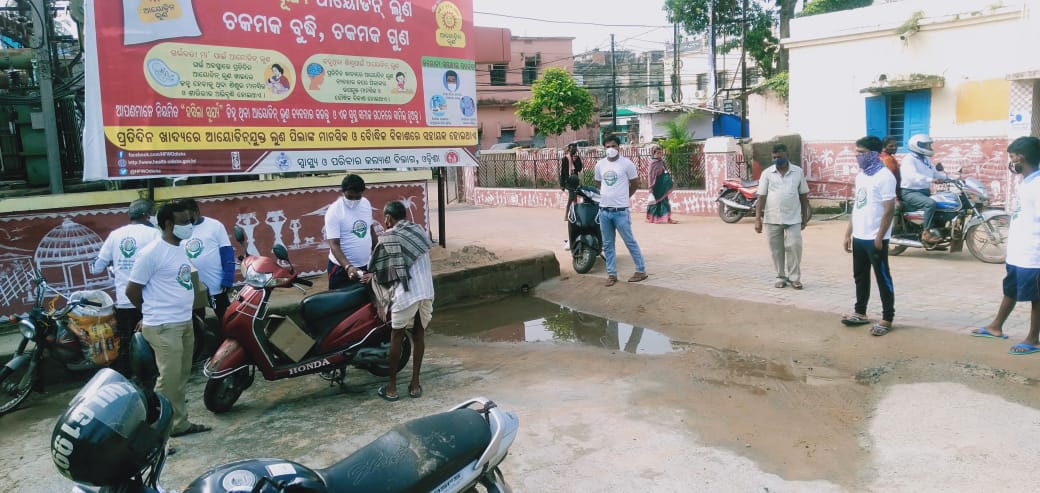 kalingaaid's tweet photo. Distribution of Food Packets was done by the Volunteers of #KalingaAidFoundation at City Hospital and Dargah Bazar area Cuttack. Thanks to our Donors, Volunteers and @odisha_police for their noble work.

@CMO_Odisha @SRC_Odisha @dcp_cuttack @CMCCuttack @UN 

Date - 26-06-2021 https://t.co/KXvnklhm73