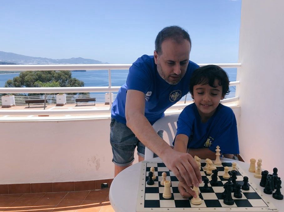 VetustaChess's tweet image. Cto. de España Sub8. Nico Parajón jugó muy bien pero tuvo muy mala suerte, volvió al buen juego de las dos primeras rondas pero un par de errores le sumieron en sendas derrotas. Ánimo para mañana Nico!