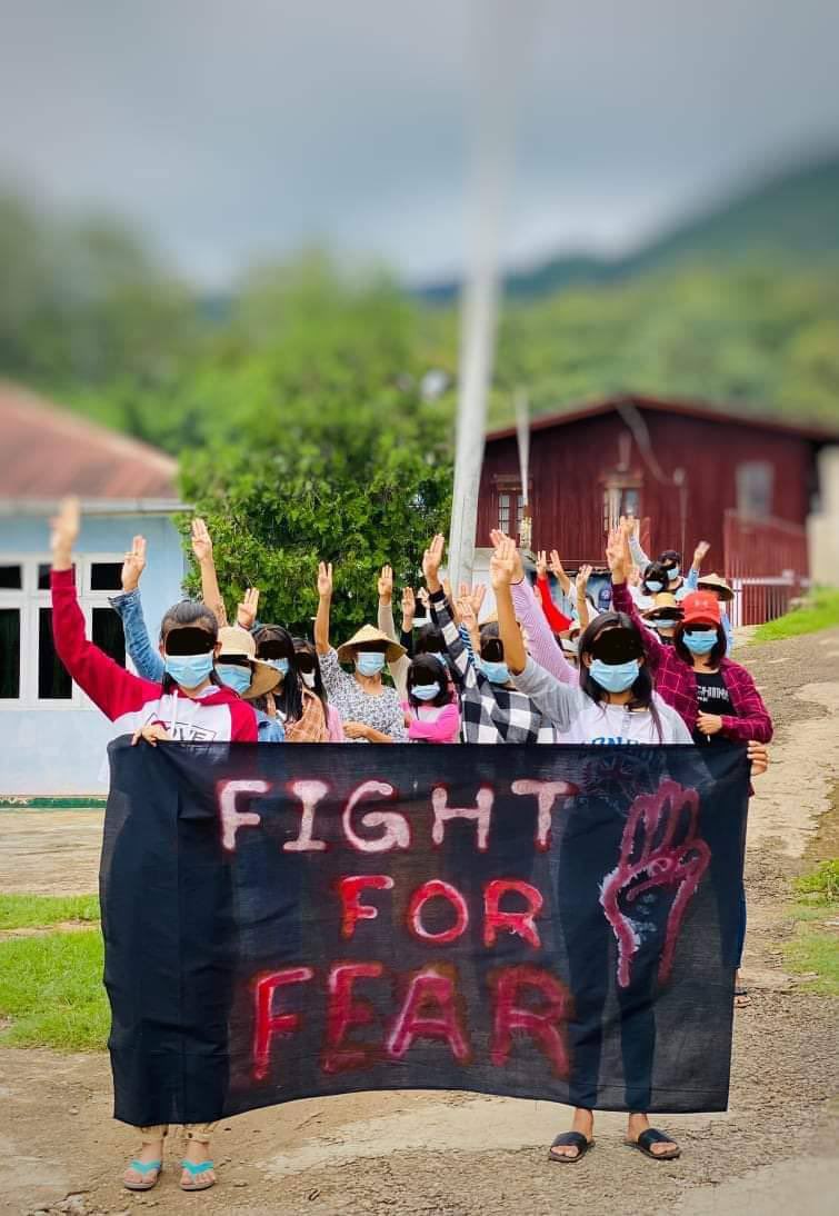 Youths from #Mogok staged a rally to fight for fear and flashed the three-finger salute to show their opposition to the military rule. #GenocidalMilitary #June26Coup #WhatsHappeningInMyanmar