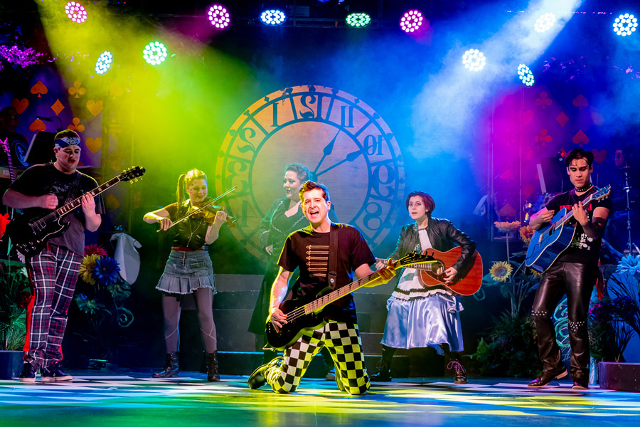 SentinelMagColo's tweet image. REVIEW: ‘Wonderland’ lures real audiences down a musical rabbit hole at the Aurora Fox ow.ly/P2rj50Fhy6u 

#COarts #AuroraCO #COVID19colorado