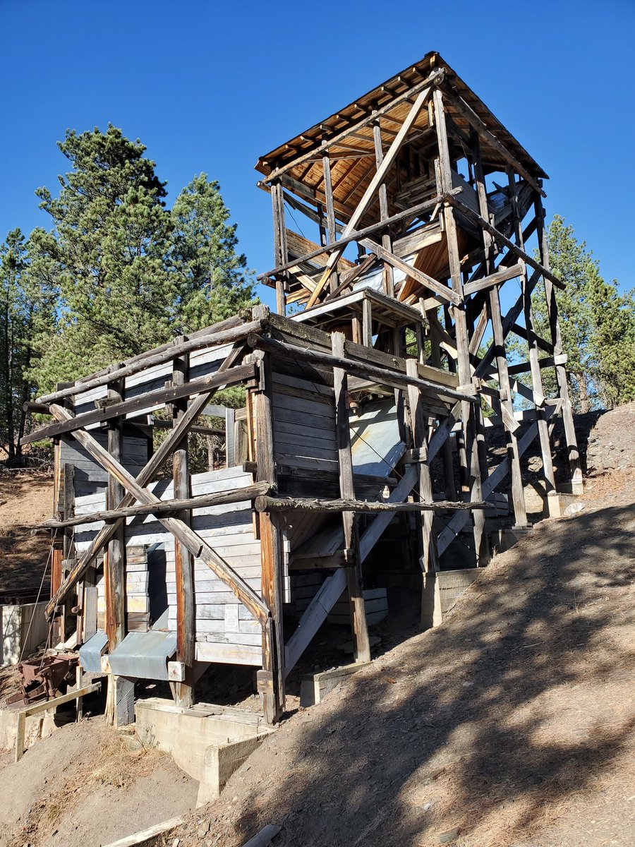 robristesund's tweet photo. I lived in the @BlackHills for a couple of years before I learned the only gold mill site left in the forest with a standing mill frame was just a few miles from my place. Grateful for those responsible for preserving Gold Mountain Mine. ⛏ #goldmill https://t.co/i3kJHLyGtu