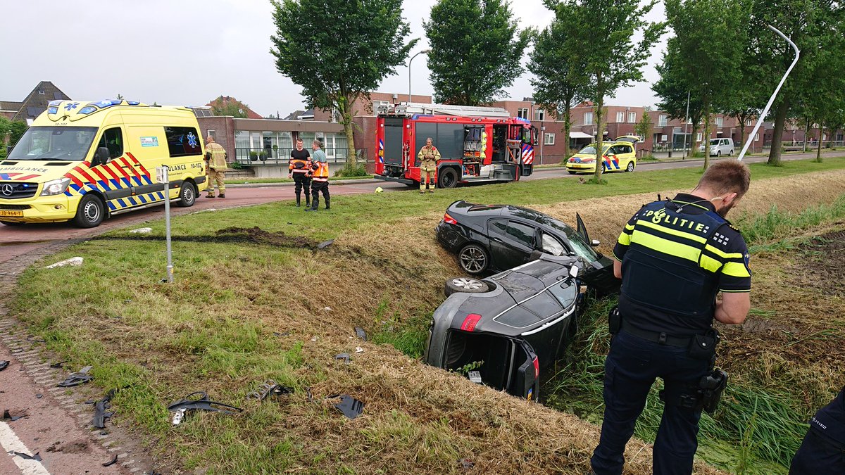 Vanochtend een zwaar ongeluk in de polder van #Venhuizen. Twee auto's waren hier te water geraakt na een botsing.