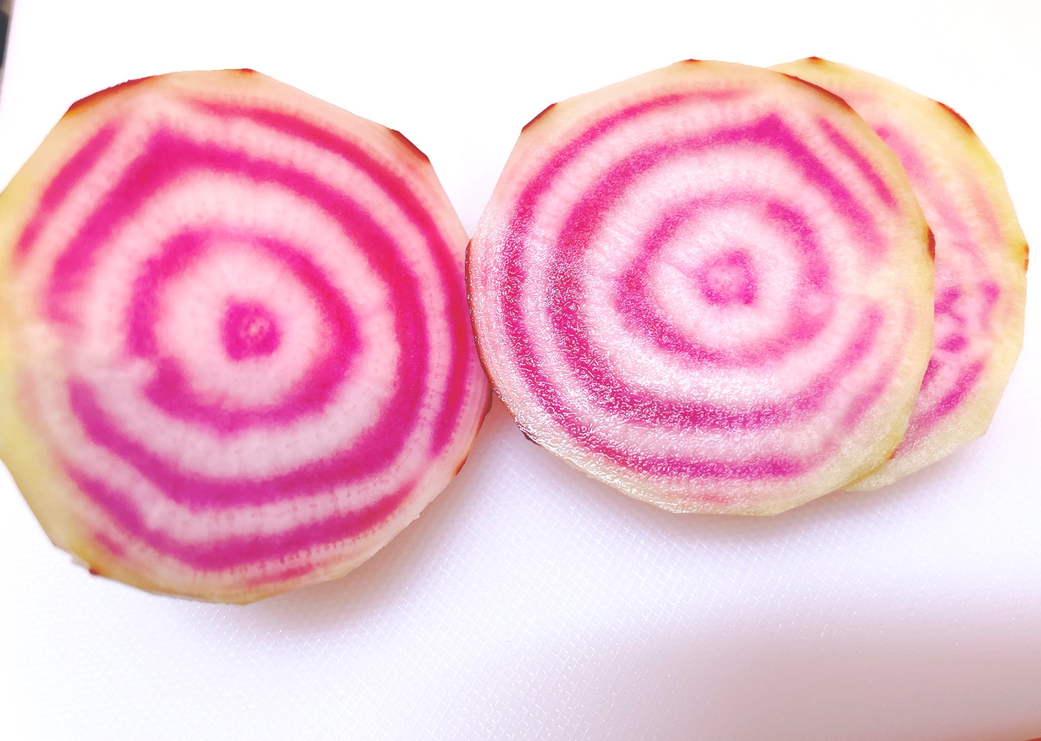 マミワール 届いた野菜の中にラディッシュみたいな野菜が入ってて 切ったら可愛いからね って言われた意味がわかった W うずまきビーツっていうらしい 初めてみた ﾛ ﾜﾗ T Co Ckh7xzvu8d Twitter