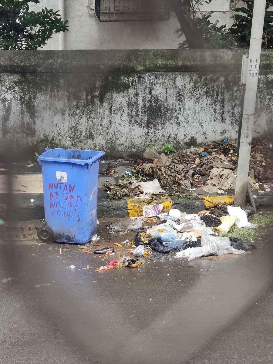 parinasparekh's tweet photo. @mybmc @mybmcWardPN @yogita_koli
@IqbalSinghChah2
The lorry was here. They choose the garbage they want to pick. So the Dustbin was pushed in the lorry. And we are left with this. Every single day.
#Mumbai #dirt #BMC #malad #wastemanagement #nosolution #spreadgerms https://t.co/ZwUtnyDMvA