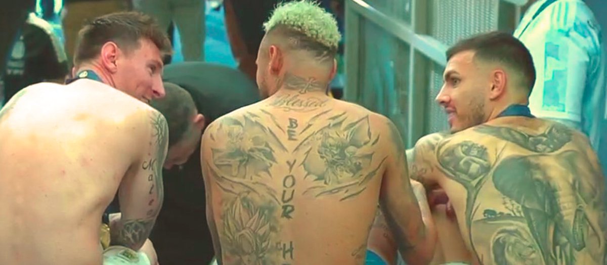 😍 #Messi, #Neymar y #Paredes, como en el barrio, luego de una final histórica en el Maracaná. Fútbol total.

📷 DirecTV