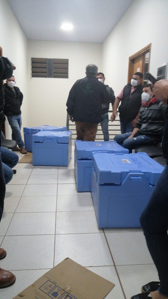 remesowski's tweet photo. Un total de 30420 vacunas llegaron a la Región Sanitaria de Itapua para avanzar en el proceso de inmunizacion de la la campaña "El momento es ahora", impulsada por el gobierno nacional a todo el país. 
"Celebramos esta oportunidad que tenemos en avanzar con el plan de vacunacion. https://t.co/olm3dTWyal