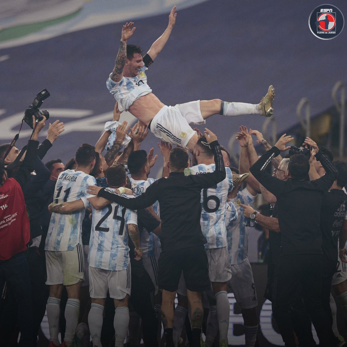 abdulrahman's tweet photo. #البرازيل_الارجنتين
أخيرًا.. 
يستحق ميسي الفرح بإنجاز كبير لمنتخب بلاده.. https://t.co/cY9o7UfwIY