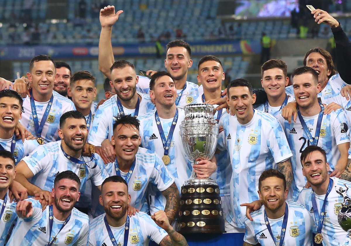 _BeFootball's tweet photo. Il ne lâche plus le trophée 😭 https://t.co/c2UT27S1DI