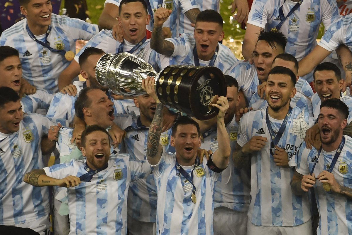 ESPNDeportes's tweet photo. Y así terminan 28 años de sequía para la selección #Argentina. 🇦🇷 
#CopaAmerica #Messi https://t.co/uHhgGvihK5