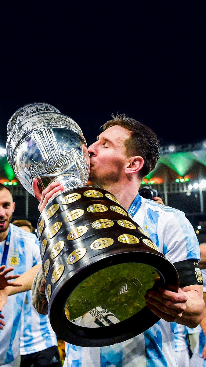 Messi Copa America Wallpaper: Hãy đến và tải ngay bức hình nền ý nghĩa về Lionel Messi cùng cúp Copa America. Tận hưởng niềm thiện cảm, sự động lòng, tình cảm của Messi đối với đội tuyển Argentina và các fan hâm mộ trong trận đấu quyết định, lịch sử này.