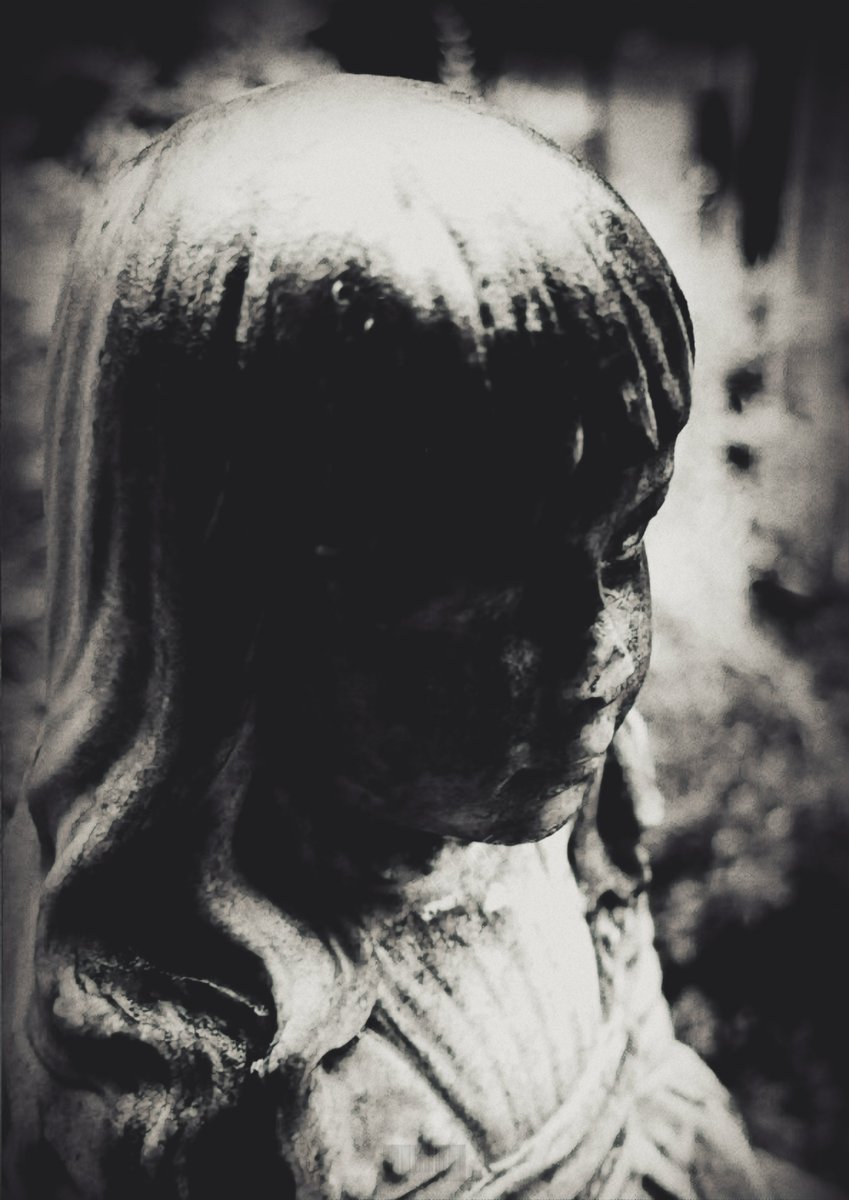 CITIZEN69105's tweet photo. Gracie died of pneumonia at 6, left alone in #Savannah, her parents moving north after her death. #Stories say you can still see her playing near her old home on Johnson Square to this day.
#TCCStatues 

#photooftheday #photography #photo #cemetery #cemeteries #History #MutantFam https://t.co/OU2plli8l6