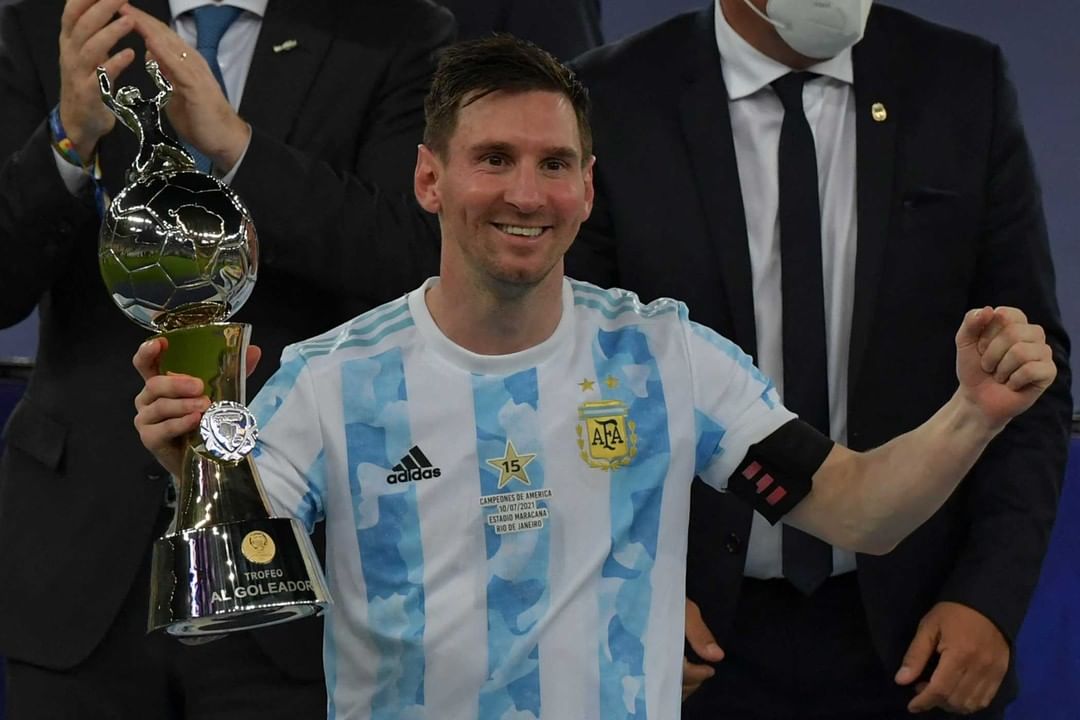 AksaraLuthfi's tweet photo. Definisi Usaha Tidak Akan Mengkhianati Hasil 🤲😭
Akhir Penantian Panjang King Leo Messi Mempersembahkan Juara untuk Tim Nasionalnya 🏆
Setelah beberapa kali Gagal di Final 🥀

VAMOS ARGENTINA 🇦🇷🙌 😭😭
#CopaAmericaFINAL #Argentina #CopaAmerica #Messi https://t.co/xwYTuhn9hS