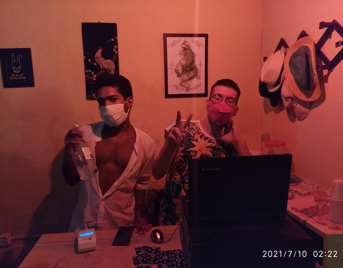 hiperbolar's tweet photo. Ontem eu dei uma rápida passada no King Kobra Bar só para abraçar esses amigos lindos e desejar sucesso e movimento longo pra esse empreendimento tão lindo, caloroso e necessário pra nossa cena. Parabéns João e Marcos pela força e coragem ❤️
Na foto: @pingadevangogh e #geovane. https://t.co/c2Yiraw6EE
